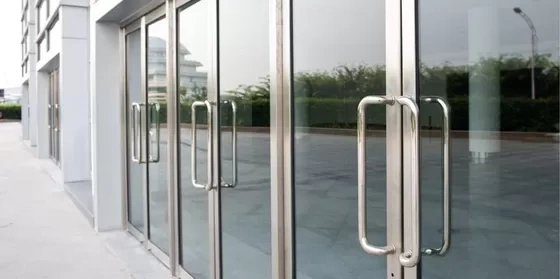 Model Pintu Aluminium Geser vs Swing Mana yang Lebih Praktis?