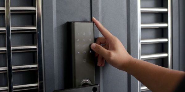 Kusen Aluminium dengan Smart Lock Keamanan Modern untuk Rumah Anda