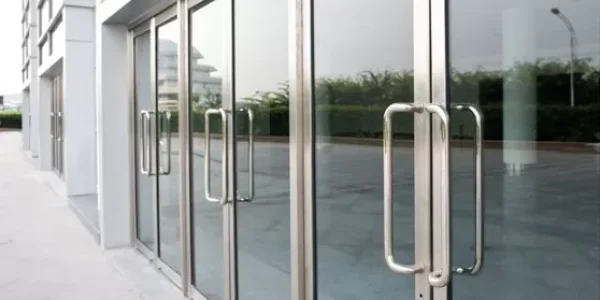 Model Pintu Aluminium Geser vs Swing Mana yang Lebih Praktis?